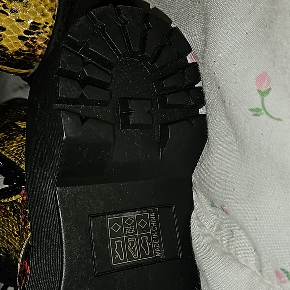 Shoe - Picture 2 of 4